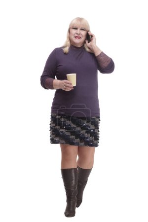 Téléchargez les photos : Femme mature décontractée avec smartphone et café à emporter. isolé sur un fond blanc. - en image libre de droit
