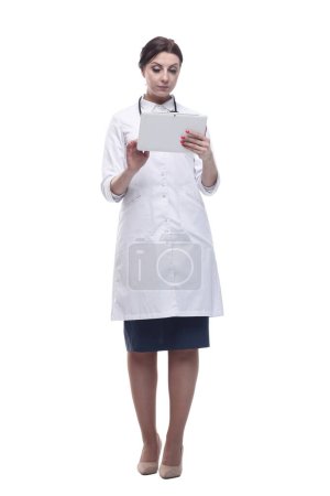 Téléchargez les photos : Femme médecin avec un stéthoscope dans les mains. isolé sur un fond blanc. - en image libre de droit