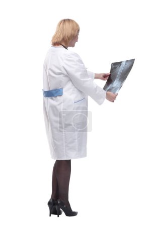 Foto de Doctora mirando una radiografía de tórax. aislado sobre un fondo blanco. - Imagen libre de derechos