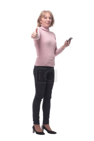 Foto de Vista lateral de una mujer casual enviando mensajes de texto en su teléfono, aislada sobre un fondo blanco - Imagen libre de derechos