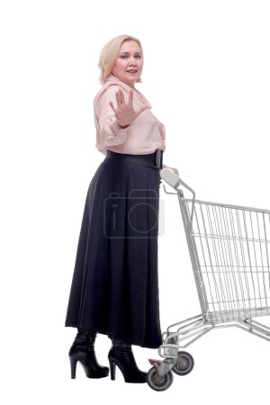 Téléchargez les photos : Joyeux femme blonde avec chariot panier en saison de vente. Concept d'achat. - en image libre de droit