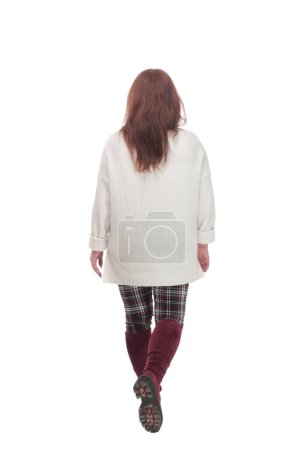 Foto de De larga duración. mujer en ropa casual caminando hacia adelante .aislado sobre un fondo blanco. - Imagen libre de derechos