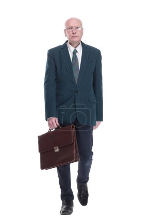 Foto de Vista lateral. Un hombre de negocios seguro con un maletín mirándote. aislado sobre un fondo blanco. - Imagen libre de derechos