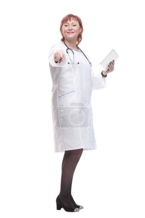 Téléchargez les photos : En pleine croissance. femme médicale avec une tablette numérique. isolé sur un fond blanc - en image libre de droit