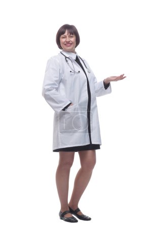 Foto de En pleno crecimiento. una joven doctora con un estetoscopio. aislado sobre un fondo blanco. - Imagen libre de derechos
