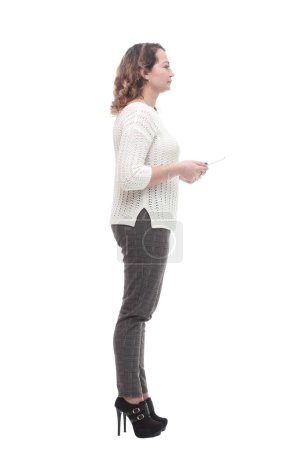 Téléchargez les photos : En pleine croissance. jeune femme avec une tablette numérique. isolé sur un fond blanc. - en image libre de droit