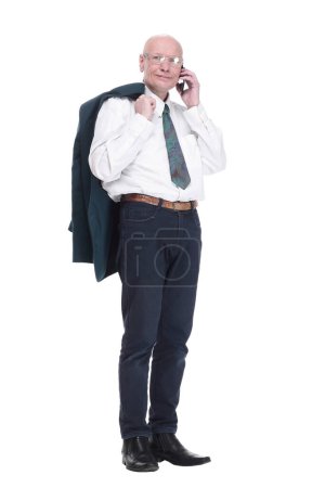 Foto de Hombre de negocios con una chaqueta sobre su hombro leyendo un mensaje en su teléfono inteligente. aislado sobre un fondo blanco. - Imagen libre de derechos