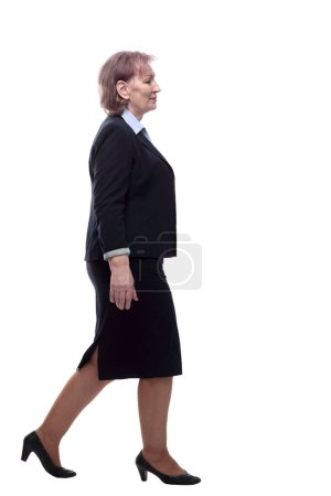 Foto de En pleno crecimiento. Mujer de negocios madura dando un paso al frente. aislado sobre un fondo blanco - Imagen libre de derechos