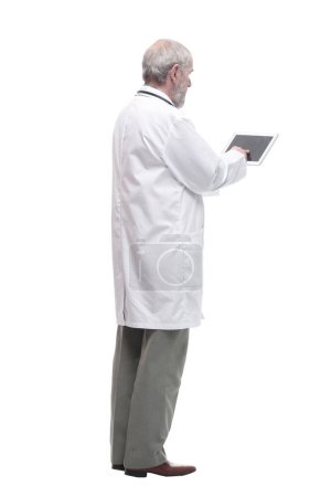 Foto de Médico competente de edad avanzada con un comprimido digital. aislado sobre un fondo blanco. - Imagen libre de derechos