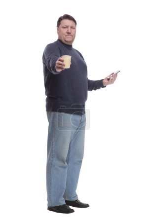 Foto de Hombre maduro casual con teléfono inteligente y café para llevar .isolated sobre un fondo blanco. - Imagen libre de derechos