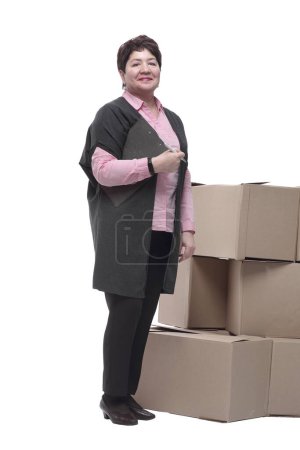 Foto de En pleno crecimiento. Mujer madura haciendo una entrada en el portapapeles. aislado sobre un fondo blanco - Imagen libre de derechos