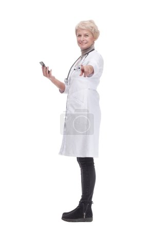 Téléchargez les photos : En pleine croissance. femme médecin en utilisant son smartphone. isolé sur un fond blanc. - en image libre de droit
