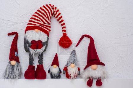 Téléchargez les photos : Collections de gnomes de Noël. Gnomes un elfes de Noël, Gonks sur l'étagère blanche. Noel et Nouvel An concept, carte de voeux, espace de copie - en image libre de droit