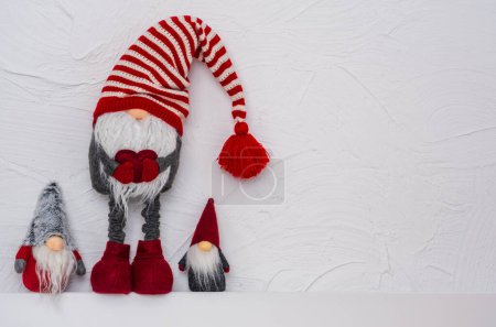 Téléchargez les photos : Gnomes un elfes de Noël, Gonks sur l'étagère blanche. Noel et Nouvel An concept, carte de voeux, espace de copie - en image libre de droit