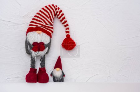 Téléchargez les photos : Gnomes un elfes de Noël, Gonks sur l'étagère blanche. Noel et Nouvel An concept, carte de voeux, espace de copie - en image libre de droit