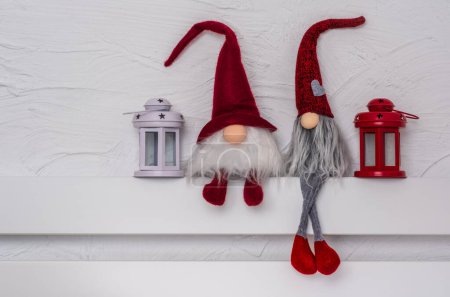 Téléchargez les photos : Deux Gnomes de Noël Gonk à longue barbe sur l'étagère en bois blanc. Noel et Nouvel An concept, carte de voeux, espace de copie - en image libre de droit