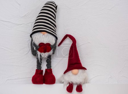Foto de Gnomos de Navidad, Gonks escandinavos o elfos en el estante de madera blanca. Concepto de Navidad y Año Nuevo, tarjeta de felicitación, espacio para copiar - Imagen libre de derechos