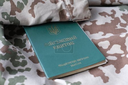 Foto de Identificación militar ucraniana en uniforme militar. El concepto de movilización, reclutamiento. Guerra en Ucrania. Alto a la guerra - Imagen libre de derechos