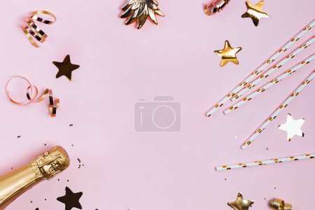 Foto de Decoración de fiesta dorada sobre fondo rosa, artículos decorativos festivos laicos planos, Año Nuevo de cumpleaños - Imagen libre de derechos