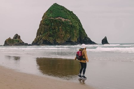 Femme voyageuse sur la côte Pacifique de l'Oregon le jour de la pluie. Voyage, sac à dos, escapade de week-end
