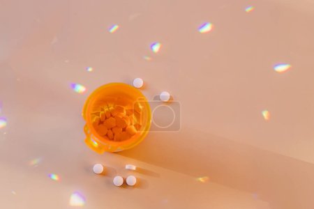 Foto de Pastillas en botella de plástico naranja y bengalas arco iris, antidepresivos, drogas - Imagen libre de derechos