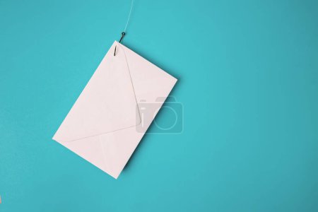 Weißer Umschlag am Angelhaken. Phishing-E-Mail-Konzept, Cybersicherheit, Datenleck