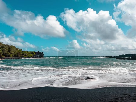 Playa panorámica con arena negra, isla hawaiana Maui