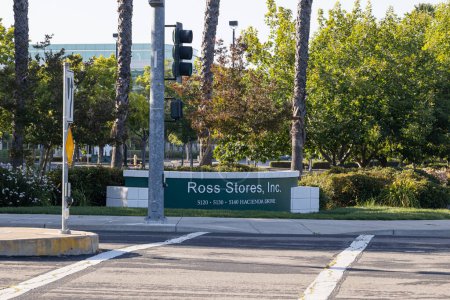 Téléchargez les photos : Dublin, Californie, États-Unis - 7 juin 2024 : Ross Stores Corporate Headquarters, an American chain of discount department stores. - en image libre de droit