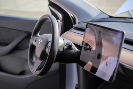 Foto de Kiev, Ucrania - 29 de septiembre de 2022: Asiento del conductor del automóvil interior Tesla Model Y - Imagen libre de derechos
