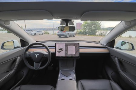 Foto de Kiev, Ucrania - 29 septiembre, 2022: Vista frontal desde el interior del coche eléctrico Tesla Modelo Y - Imagen libre de derechos