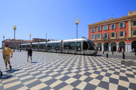 Foto de Niza, Francia - 24 de julio de 2019: Tranvía público en la plaza principal de Niza - Imagen libre de derechos