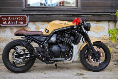 Téléchargez les photos : Nessebar, Bulgarie - 23 Août, 2019 : Custom moto Suzuki Bandit 600 café coureur - en image libre de droit