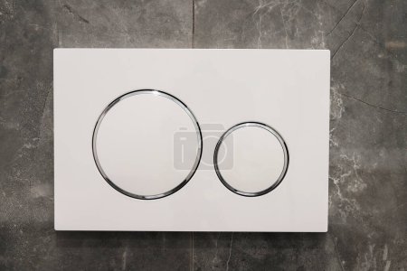 Téléchargez les photos : Deux boutons de gros plan pour jeter de l'eau dans les toilettes - en image libre de droit