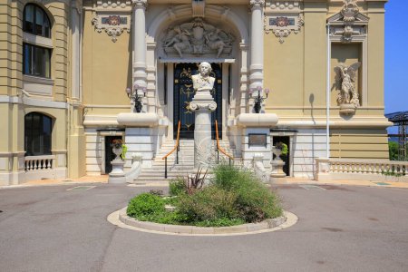 Foto de Mónaco - 23 de julio de 2019: El compositor de estatuas Jules Emile Frederic Massenet en Mónaco - Imagen libre de derechos