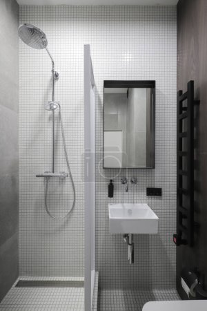 Foto de Sistema de ducha en el interior del cuarto de baño - Imagen libre de derechos