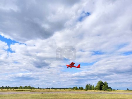 Téléchargez les photos : Avion hélice Aeroprakt-32L décolle de l'aéroport - en image libre de droit