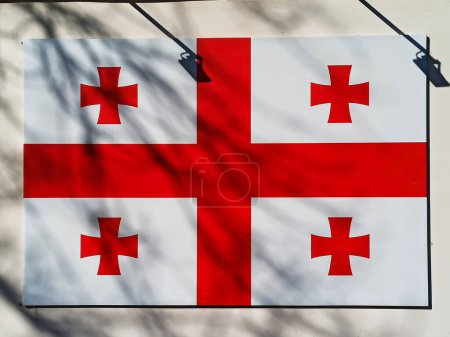 Foto de Gran bandera georgiana colgando en la pared - Imagen libre de derechos
