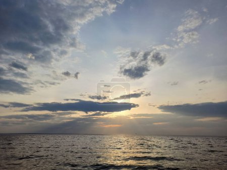 Foto de Nubes en el mar al atardecer - Imagen libre de derechos