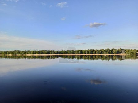 Foto de Hermoso paisaje fluvial en verano con cielo azul - Imagen libre de derechos