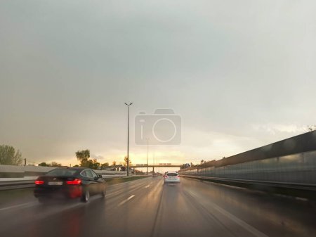 Foto de Vista de la autopista durante la lluvia al atardecer - Imagen libre de derechos