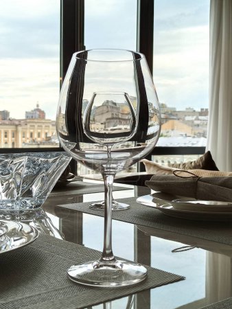 Foto de Empty wine glass on a served table - Imagen libre de derechos
