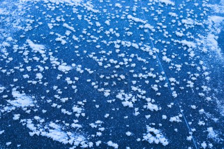 Foto de Textura de hielo azul oscuro con nieve blanca - Imagen libre de derechos