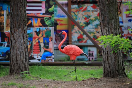 Foto de Plastic pink flamingo in the yard - Imagen libre de derechos