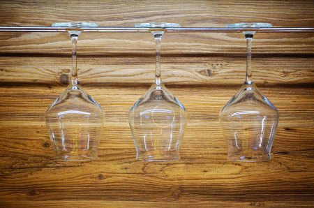 Foto de Copas de vino colgando en el mostrador - Imagen libre de derechos