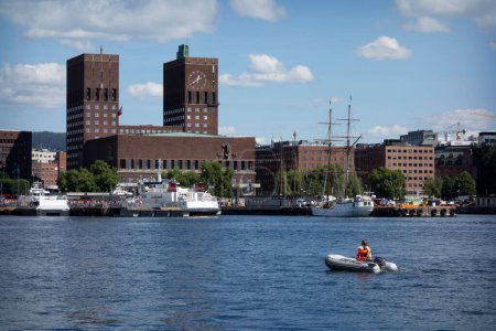Foto de Oslo, Noruega, agosto de 2017: El ayuntamiento de Oslo visto detrás del puerto, Noruega - Imagen libre de derechos