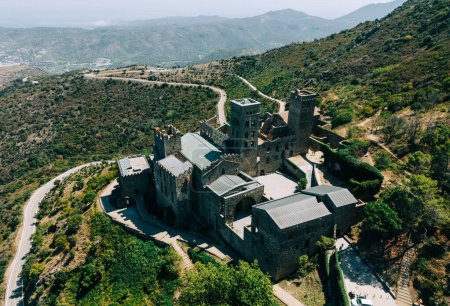Vista aérea de un antiguo monasterio ubicado en las escarpadas montañas de España. 