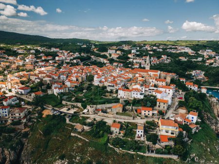 La ville pittoresque de Vrbnik sur l'île de Krk en Croatie