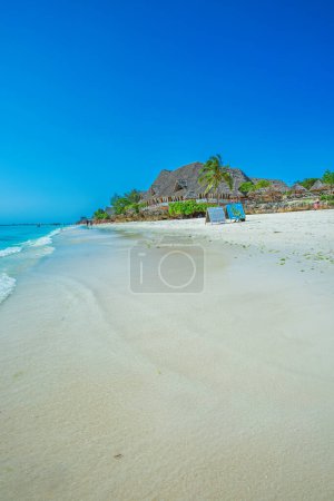 Téléchargez les photos : Eaux cristallines à la plage de Zanzibar en Tanzanie - en image libre de droit