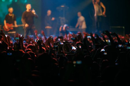 Téléchargez les photos : Les fans de musique font la fête lors d'un concert rock en boîte de nuit - en image libre de droit