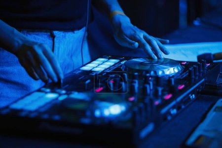Foto de Dj femenina tocando música en la fiesta del club nocturno. Disc jockey mujer juega hip hop en concierto en discoteca. - Imagen libre de derechos